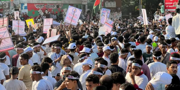 নোয়াখালী বিভাগ ঘোষণার দাবিতে শাহবাগ অবরোধ