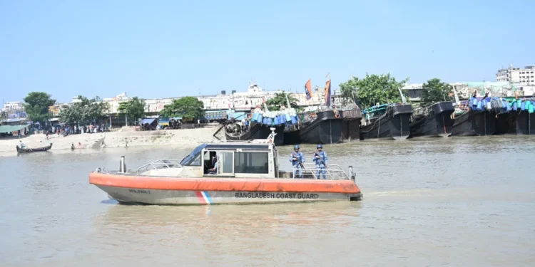 মা ইলিশ সংরক্ষণে কোস্টগার্ড পূর্ব জোনের অভিযান, চলছে জনসচেতনতামূলক কার্যক্রম