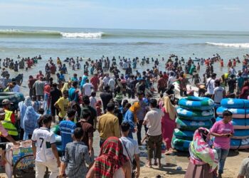 দুর্গাপূজা ও সপ্তাহান্তের টানা পাঁচ দিনের ছুটিতে পর্যটকদের মুখরিত হয়ে উঠেছে কক্সবাজার