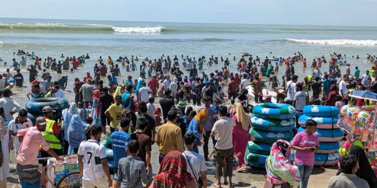 দুর্গাপূজা ও সপ্তাহান্তের টানা পাঁচ দিনের ছুটিতে পর্যটকদের মুখরিত হয়ে উঠেছে কক্সবাজার