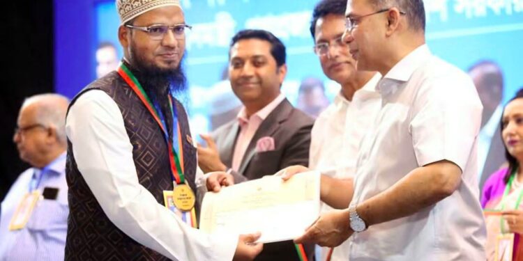 জাতীয় পর্যায়ে শ্রেষ্ঠ গুণী শিক্ষক সম্মাননা পেলেন পাবনার ইমরান হুসাইন
