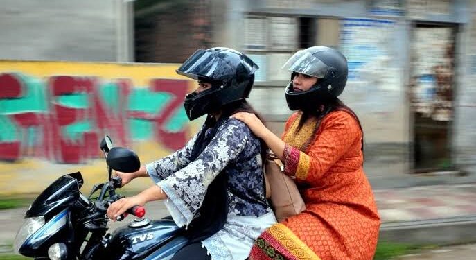 ঢাকার রাস্তায় নারীদের স্বস্তির যাত্রায় নারী চালকদের ‘মায়া রাইড’