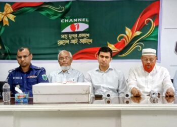 জ্যেষ্ঠদের সম্মান জানিয়ে মঞ্চের এক পাশে বসলেন এমপি শিমুল বিশ্বাস !
