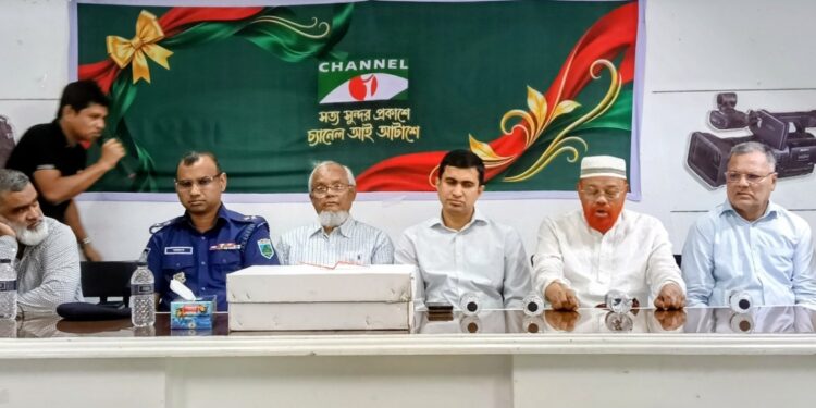 জ্যেষ্ঠদের সম্মান জানিয়ে মঞ্চের এক পাশে বসলেন এমপি শিমুল বিশ্বাস !