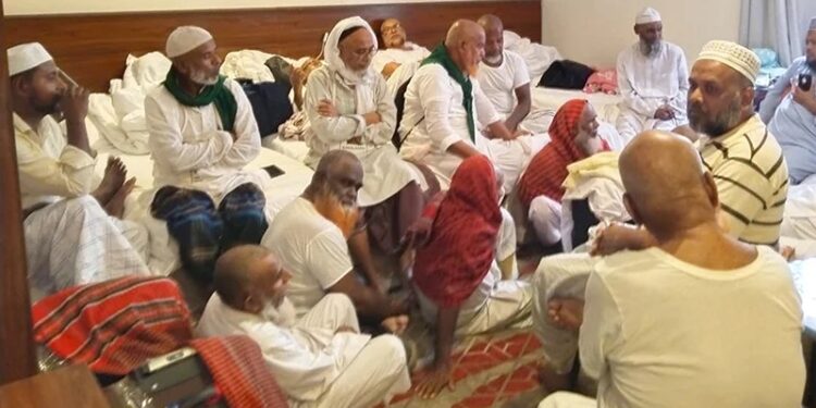 সৌদি বিমানবন্দরে আটকা পড়েছেন ঈশ্বরদীর ৫০ ওমরাহ যাত্রী