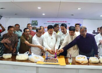 পাবনা জেলা স্বীকৃতি লাভের ১৯৮ বছর পূর্তিতে কেক কাটা, মিষ্টি মুখ