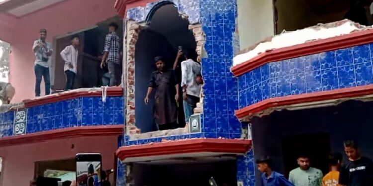 পাবনায় ধর্ষকের বাড়ি গুঁড়িয়ে দেয়ার পর এবার লুট হচ্ছে মাটি; তৈরী হবে পুকুর