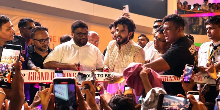 জমকালো আয়োজনে পাবনায় সেইলর আউটলেটের উদ্বোধন করলেন চিত্রনায়ক সিয়াম