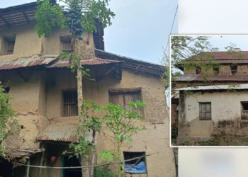 মাটির তৈরি তিনতলা বাড়ি, চার দশক ধরে টিকে আছে গ্রামীণ ঐতিহ্যের স্মারক