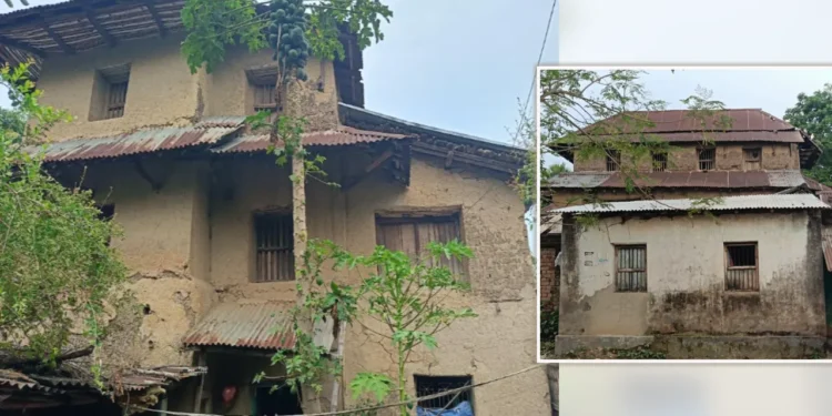 মাটির তৈরি তিনতলা বাড়ি, চার দশক ধরে টিকে আছে গ্রামীণ ঐতিহ্যের স্মারক