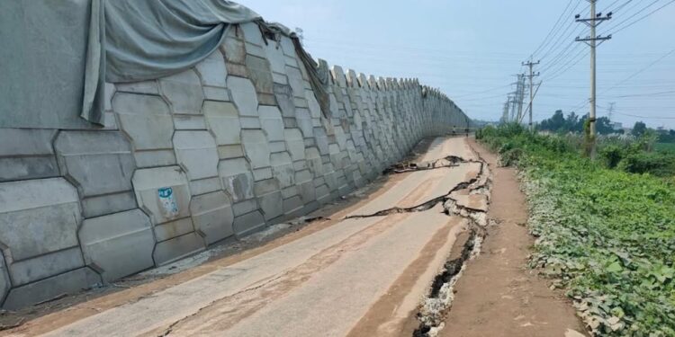 সোনারগাঁয়ে ঢাকা বাইপাস সড়কে বড় ধরনের ফাটল, একপাশে যান চলাচল বন্ধ